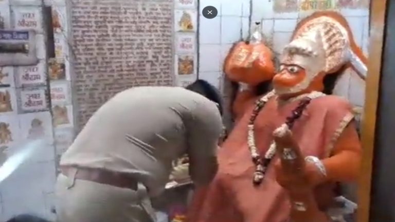 दिल्ली पुलिस ने पहले हनुमान जी के आगे जोड़े हाथ, फिर हटाया मंदिरः देखिए Video, दिल्ली के भजनपुरा में मजार भी हटाया गया