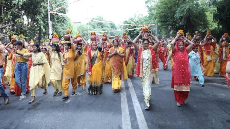 बागेश्वर बाबा की कथा से पहले 11000 महिलाओं ने निकाली कलश यात्रा: दिल्ली में उमड़ रहा श्रद्धालुओं का हुजूम, धीरेन्द्र शास्त्री के क्रेज के सामने भीषण गर्मी भी फेल