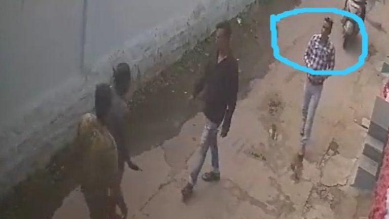 ओवैसी की पार्टी के नेता मोहम्मद आजम ने बिजली कर्मचारी को पीटा, साथियों से भी पिटवाया: हैदराबाद का वीडियो, बिजली चोरी का गढ़ है इलाका