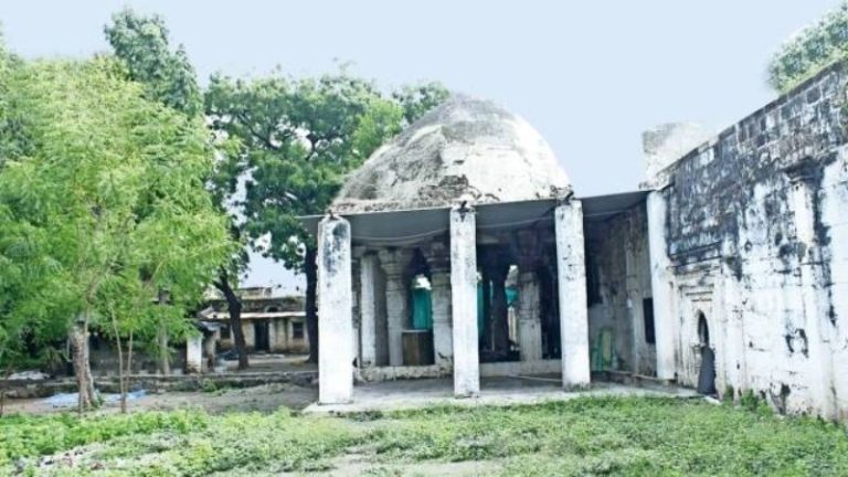 ‘यह महाभारत कालीन मंदिर, पांडवों से संबंध’: कलेक्टर ने रुकवा दी नमाज तो हाईकोर्ट पहुँचा मुस्लिम पक्ष, कहा- ये ‘जुम्मा मस्जिद’ है