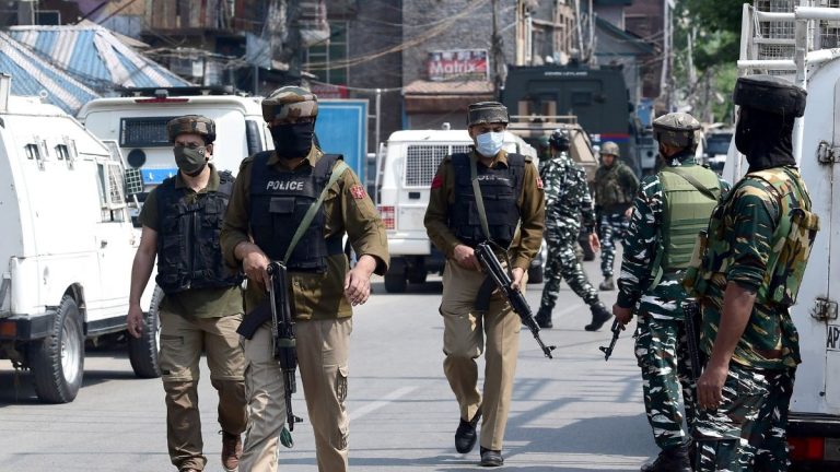 जम्मू-कश्मीर में आतंकियों ने घर में घुसकर बिहार के मजदूरों पर बरसाई ताबड़तोड़ गोलियाँ, 3 घायल