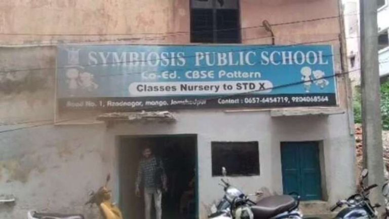 मुस्लिम सहेली ने मुँह में जबरन ठूँसा माँस का पराठा, रोते-रोते घर पहुँची हिन्दू छात्रा: झारखंड के स्कूल की घटना, प्रिंसिपल बोलीं- दोबारा ऐसा नहीं होगा