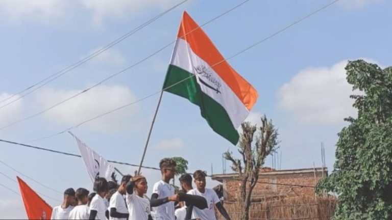 पलामू में मुहर्रम के जुलूस के दौरान तिरंगा में से अशोक चक्र हटाकर लगाया तलवार, उर्दू में भी लिखे कुछ शब्द: झारखंड पुलिस ने 18 लोगों पर की FIR