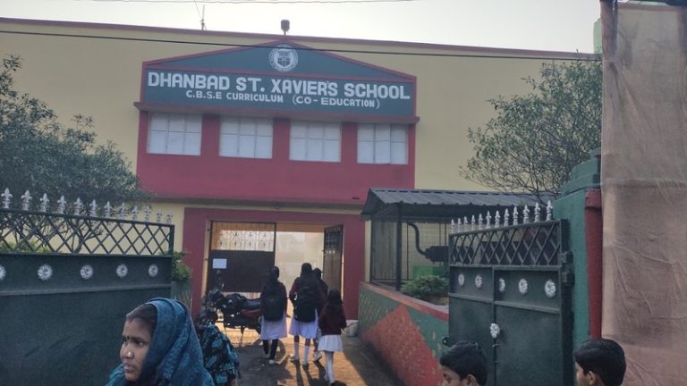बिंदी लगाकर सेंट जेवियर्स में पढ़ने गई छात्रा, टीचर ने सरेआम मारे थप्पड़; प्रिंसिपल ने स्कूल से भगाया: फाँसी लगाकर मर गई, NCPCR करेगी जाँच