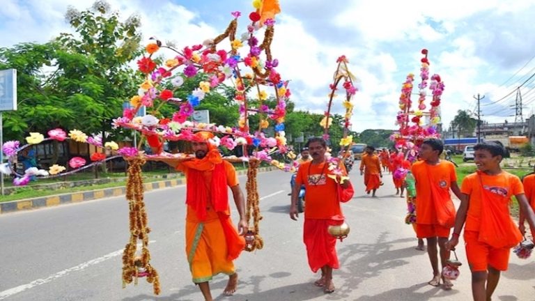 करोड़ों काँवड़ बनाते हैं बढ़ई, अलीगढ़ की 1000 फैक्ट्रियों में मजदूरों को रोजगार, गरीब राज्य में भी ₹2000 करोड़ का कारोबार: काँवड़ यात्रा के विरोधियों को बताइए
