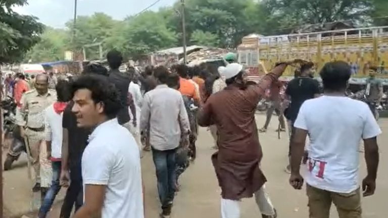 ‘इसने हमारे मजहब के खिलाफ पोस्ट किया’: बृजेश यादव के खिलाफ थाने पर जमा हुई मुस्लिम भीड़ ने किया बवाल, कहा – बुलडोजर चलाओ
