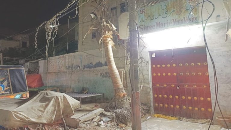 पाकिस्तान में जमींदोज कर दिया गया 150 साल पुराना मंदिर: बिजली काट कर पुलिस की मौजूदगी में चले बुलडोजर, अब यहाँ बनेगा शॉपिंग मॉल