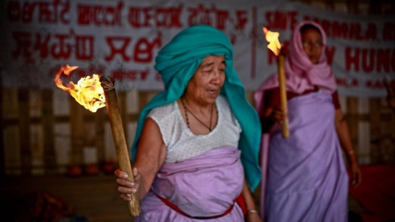 झुंड में घेरना, नग्न होने की धमकी देना, सैनिक से लेकर पत्रकारों तक से सवाल: कौन हैं मणिपुर की ‘मीरा पैबिस’, जिनसे निपटने के लिए ट्रेंड महिला बल की हो रही डिमांड