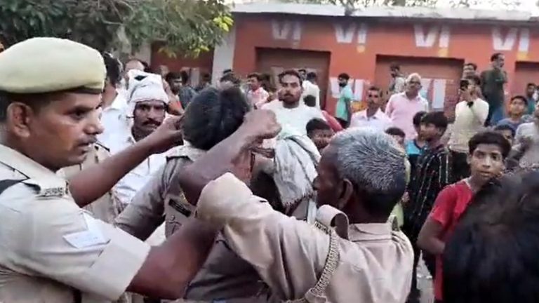 मुहर्रम पर मजहबी उन्माद: कैमूर में भगवान शिव के मंदिर पर पथराव-तोड़फोड़, पीलीभीत में काँवड़ियों से भिड़ंत-पत्थरबाजी