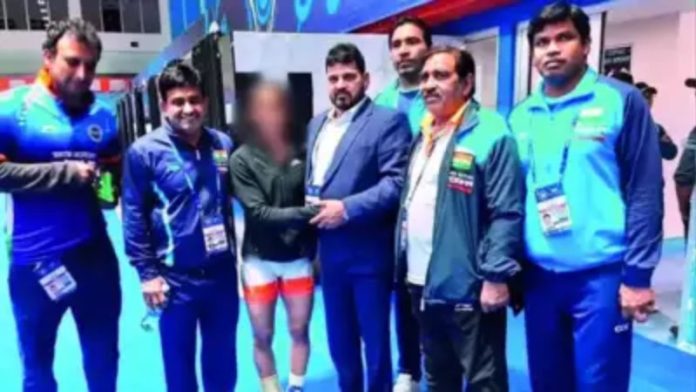 पहलवान के साथ बृजभूषण सिंह
