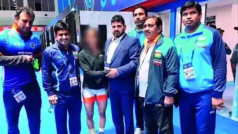 महिला पहलवानों के गले-कमर-पेट पर हाथ, सेक्स की बातें, टीशर्ट उठाना-पलंग के पास बुलाना… बृजभूषण के खिलाफ चार्जशीट में सब कुछ, तस्वीरें और मोबाइल लोकेशन सबूत