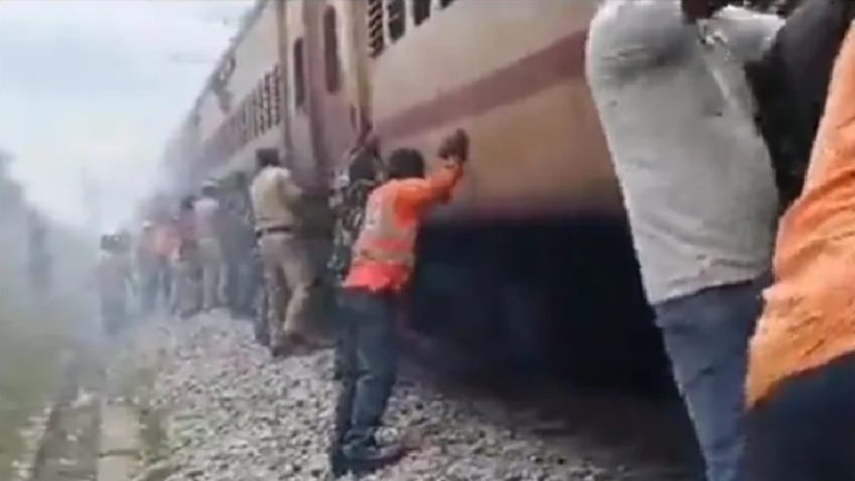 ‘ट्रेन नहीं चली तो जवानों ने धक्का देकर किया स्टार्ट’: झूठ फैलाने में मीडिया ने भी दिया प्रोपेगंडाबाजों का साथ, न ये ट्रेन ‘वन्दे भारत’ न दावा सच्चा