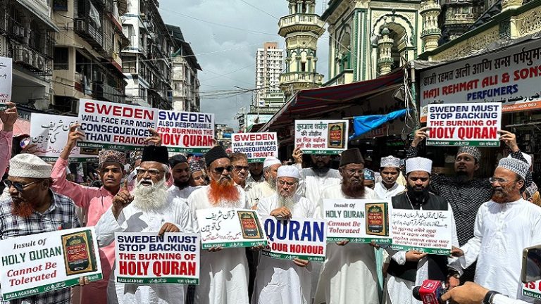 स्वीडन में कुरान जलने पर मुंबई की मीनारा मस्जिद के बाहर जुटी इस भीड़ के खतरे बड़े, क्योंकि इसके पीछे है रजा अकादमी