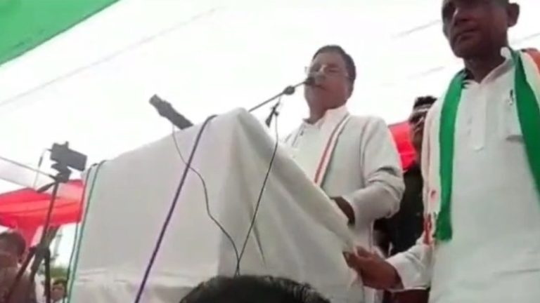 ‘कॉन्ग्रेस का नाश कर दिया सुरजेवाला ने’: हरियाणा में कॉन्ग्रेस कार्यकर्ताओं की भीड़ ने साथी को ही पीटा, ‘मोहब्बत की दुकान’ का लात-घूँसों वाला वीडियो