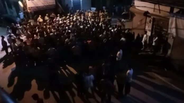 मंदिर के पास बोरी में मांस