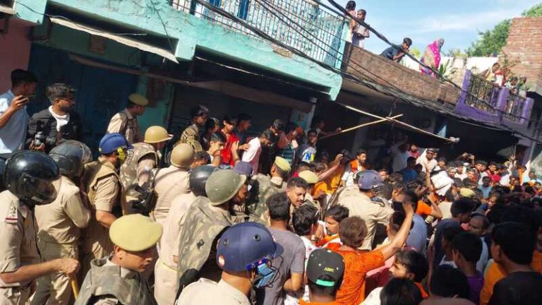 दरभंगा में माँ दुर्गा मंदिर पर हमला तो बरेली में काँवड़ियों पर पत्थरबाजी: दोनों जगह जमा हुई मुस्लिम भीड़, यूपी में हिन्दू संगठन बोले – मस्जिद से निकले हमलावर
