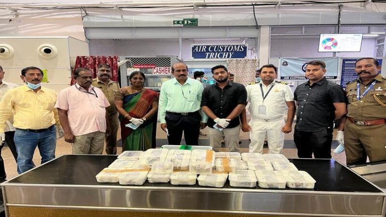 47 अजगर साँप और 2 दुर्लभ छिपकलियाँ; त्रिची एयरपोर्ट पर मोहम्मद मोइद्दीन गिरफ्तार… मलेशिया से आए जीवों को वापस भेजने की तैयारी