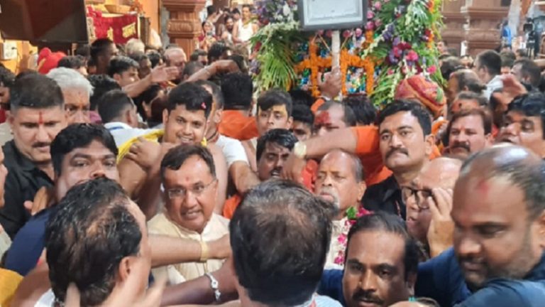 उज्जैन में महाकाल की सवारी पर छत से थूका, वे तीनों नाबालिग हैं इसलिए हम उनका नाम और मजहब नहीं बता सकते: वीडियो वायरल होने के बाद गिरफ्तारी