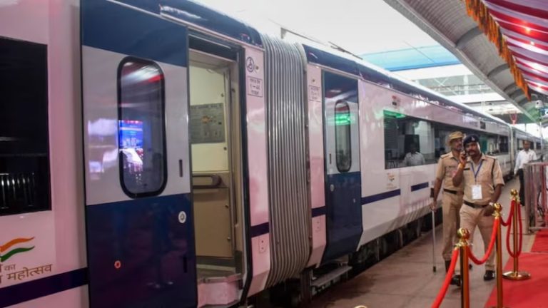 कर्नाटक में ‘वन्दे भारत’ एक्सप्रेस ट्रेन पर फिर से पत्थरबाजी: क्षतिग्रस्त हुआ एक डब्बा, PM मोदी ने दिखाई थी हरी झंडी
