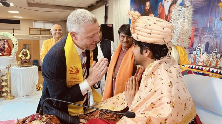 लंदन में बागेश्वर बाबा का दरबार: ‘कोहिनूर वापसी’ की चर्चा कर बोले- कभी अंग्रेज भारत में लेक्चर देते थे, आज बैठकर रामकथा सुन रहे
