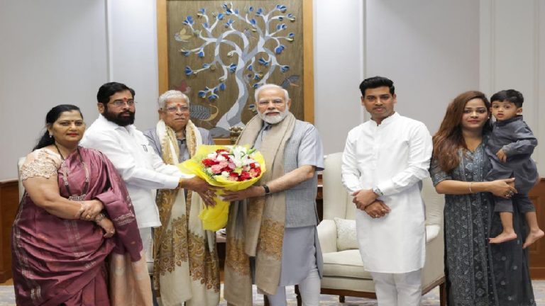 पूरे परिवार के साथ PM मोदी से मिले महाराष्ट्र के CM एकनाथ शिंदे, रायगढ़ भूस्खलन में अनाथ हुए बच्चों को लेंगे गोद