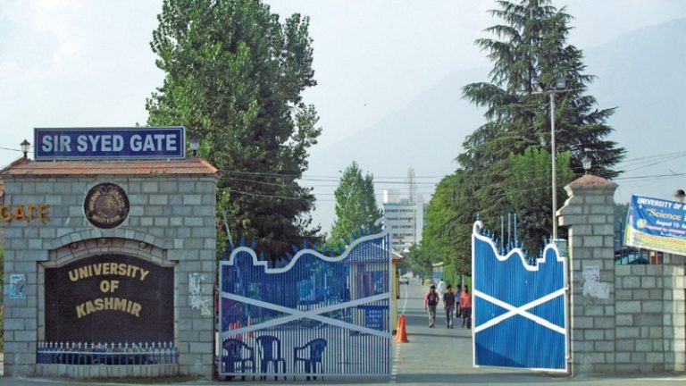 कोई यूनिवर्सिटी का PRO, कोई पुलिस में तो कोई राजस्व विभाग में… J&K से वेतन लेकर पाकिस्तान की ड्यूटी: नौकरी से बर्खास्त, UAPA के तहत केस