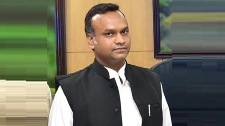 सेना के 40 जवानों के हत्यारे की भाषा कॉन्ग्रेसी मंत्री और पार्टी अध्यक्ष के बेटे की: गौमूत्र-गोबर पर कॉमेंट, हिंदुत्व पर निशाना