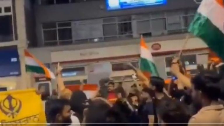 15 अगस्त पर ‘जय श्रीराम’ और ‘हिंदुस्तान जिंदाबाद’ के नारे लगाती भीड़ पर खालिस्तानी आतंकी भिंडरावाले की तस्वीर लगी गुरुद्वारे के सामने हमला, 2 घायल