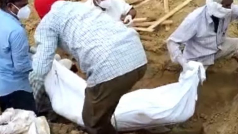आफरीन को भारी पड़ा हिन्दू लड़के से प्यार करना, अब्बा और भाई ने ही पीट-पीट कर उतार दिया मौत के घाट: पोस्टमॉर्टम के लिए कब्र से निकाली गई लाश