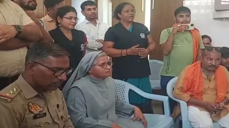 बरेली के मिशनरी स्कूल की मुस्लिम टीचर ने छात्रों की राखी कैंची से काटी, कहा- हिंदू धर्म का प्रचार यहाँ नहीं होगा: विरोध के बाद माँगी माफी