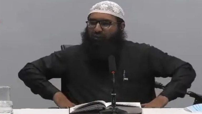 ‘महिला को कमर तक दफन करो, फिर पत्थर फेंक कर मार डालो’: ब्रिटिश इमाम का Video, नफरत कम करने के लिए मस्जिद को सरकार ने दिए थे ₹24 करोड़