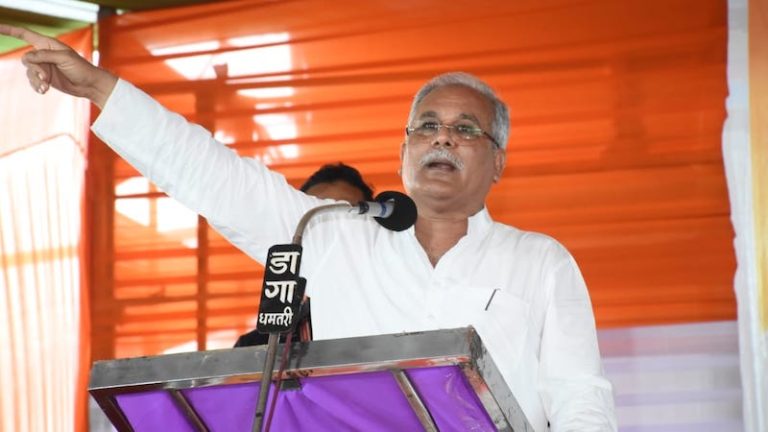‘अब नौकरी के साथ-साथ छोकरी भी खोजूँ क्या’: CM भूपेश बघेल ने मजाक में उड़ाया बेरोजगारी का सवाल, जन्मदिन पर ‘बाबा’ के चरण में झुके