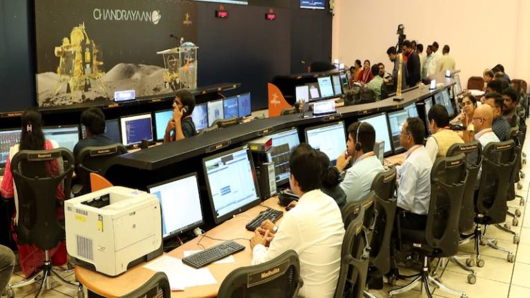 भारत ने फतह किया चाँद: ‘चंद्रयान 3’ की सफल लैंडिंग से ISRO ने दुनिया में मनवाया भारत का लोहा, वीडियो कॉन्फ्रेंस से जुड़े रहे PM मोदी