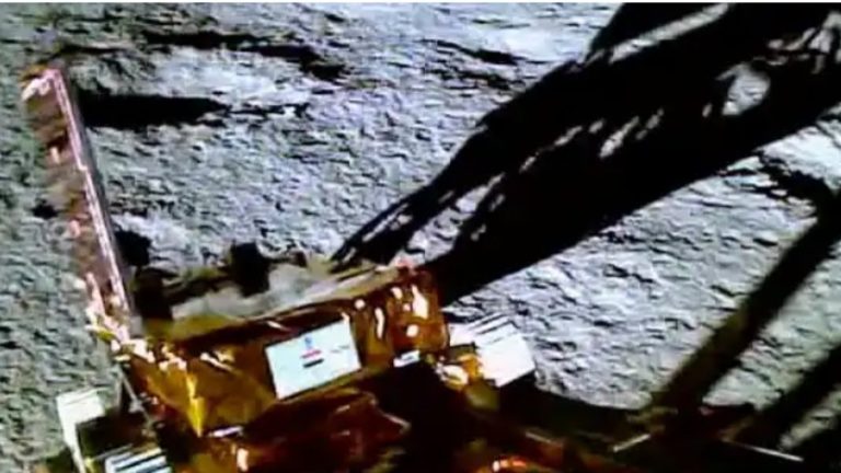 चन्द्रमा के दक्षिणी ध्रुव पर 12 मीटर टहल आया ‘प्रज्ञान’: ISRO के पास अब आने लगेगा डेटा, पेलोड में गए मशीनों ने भी शुरू किया काम