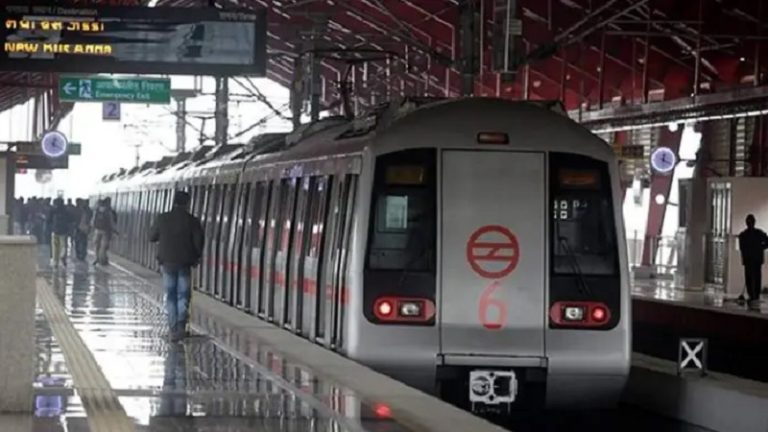 दिल्ली मेट्रो में फिर से हस्तमैथुन: रक्षाबंधन पर भीड़ के बीच युवक ने नाबालिग पर गिराया स्पर्म; लोगों ने जमकर धुना