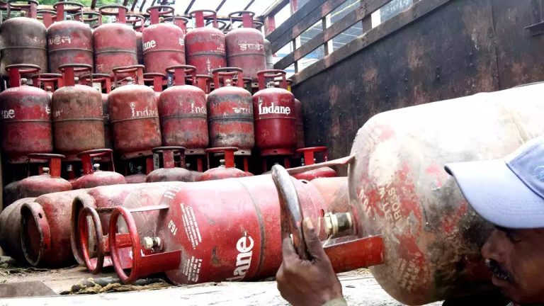 LPG सिलिंडर के दाम में ₹200 की कटौती: रक्षाबंधन पर 33 करोड़ उपभोक्ताओं को मोदी सरकार का तोहफा, ‘उज्ज्वला’ वालों को मात्र ₹700 में मिलेगा गैस सिलिंडर
