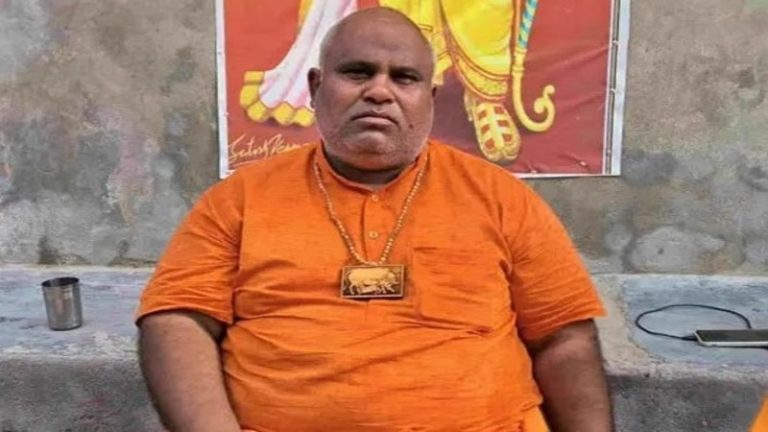 सादी वर्दी, हाथ में बंदूक-डंडे… बिट्टू बजरंगी को ले गई हरियाणा पुलिस, पड़ोसियों ने बताया – गिरेबान पकड़ कर ले गए, महिला को धक्का दिया
