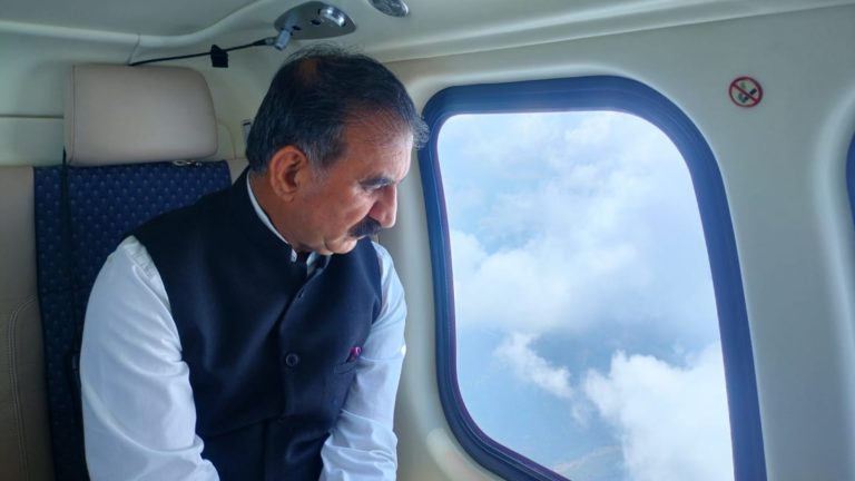 हिमाचल में भारी बारिश और भूस्खलन से तबाही, पर कॉन्ग्रेसी CM ने ‘बिहारियों’ को बताया दोषी: कहा- राजमिस्त्रियों ने बना डाले फ्लोर पर फ्लोर