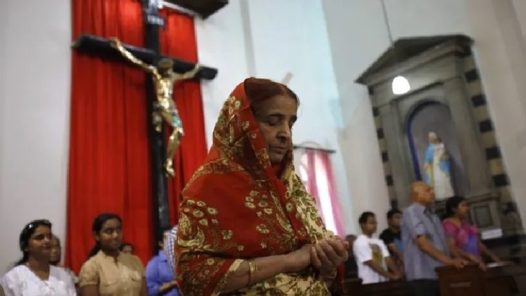 मकान में 200 लोगों को करा रहे थे ‘यीशू प्रार्थना’, धर्मांतरण की कोशिश: ‘बजरंग दल’ का विरोध प्रदर्शन, ईसाई मजहब से जुड़ी किताबें व दस्तावेज बरामद