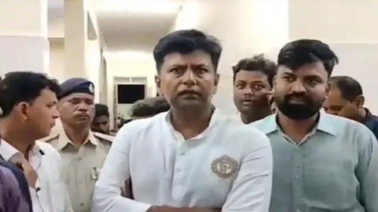 ‘वार्डन को कमरे में बंद करके पीटो, मैं तुम्हारे साथ हूँ’: कर्नाटक के कॉन्ग्रेस विधायक ने छात्रों को भड़काया, वीडियो आया सामने