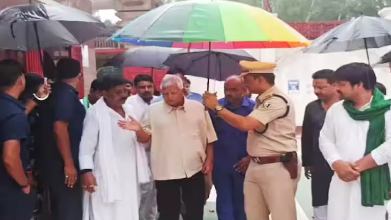 सजायाफ्ता अपराधी लालू यादव, छाता तान कर चलते DSP… बालू माफिया का दामाद है पुलिस अधिकारी, BJP ने याद किया – कभी RJD सुप्रीमो का थूकदान भी उठाते थे अधिकारी