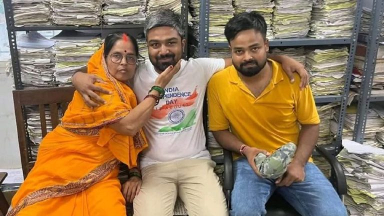 अब बिहार के जेल में ही रखे जाएँगे मनीष कश्यप, बेटे को देख माँ की आँखों से बहने लगे आँसू: स्वागत के लिए बड़ी संख्या में उमड़े लोग