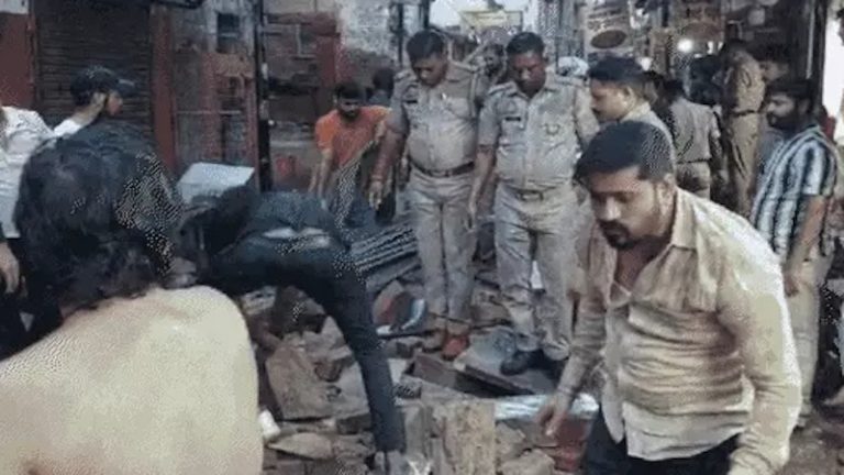 बंदरों की लड़ाई की वजह से गिरा मकान का छज्जा, 5 की मौत: बाँके बिहारी मंदिर की तरफ जाने वाले रास्ते में हादसा