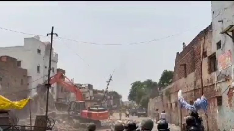 श्रीकृष्ण जन्मभूमि के पास चला बुलडोजर: अतिक्रमण कर लोगों ने बनाए थे घर, नोटिस भेजने पर भी नहीं किया खाली