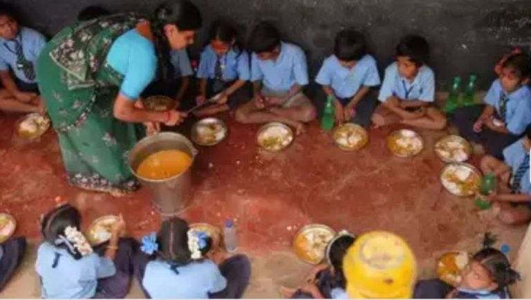 दिल्ली के सरकारी स्कूल में मीड-डे-मील खाने के बाद बीमार हुए बच्चे, 70 छात्रों को कराया गया अस्पताल में भर्ती