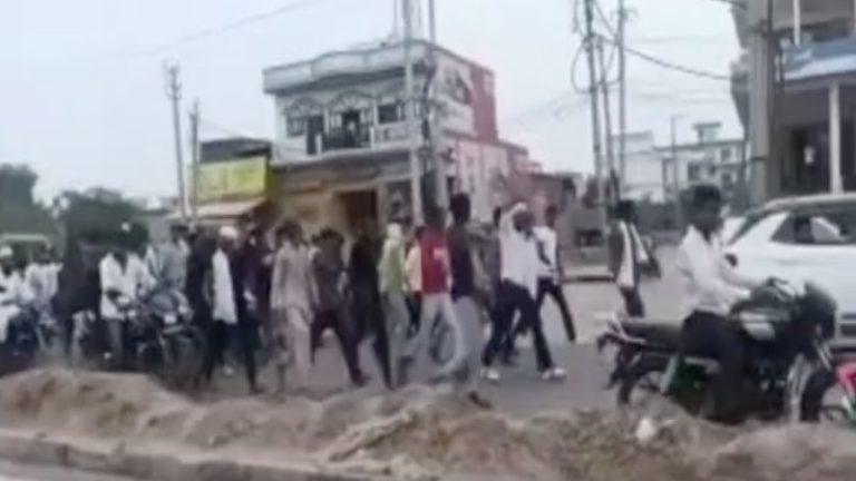 मंदिर पर हर तरफ से हो रहा था हमला, 4000 फँसे भक्त जान बचाने को भाग रहे थे इधर-उधर: पुलिस भी छिपने को हुई थी मजबूर, सामने आए कई वीडियो