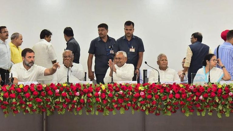 सुर्ख़ियों के लिए बेचैन ममता बनर्जी, मन का मलाल लिए नीतीश कुमार, PM की दावेदारी जताते अरविंद केजरीवाल, टूटी पार्टी वाले शरद पवार… मुंबई में एकता, केरल-बंगाल में झगड़ा