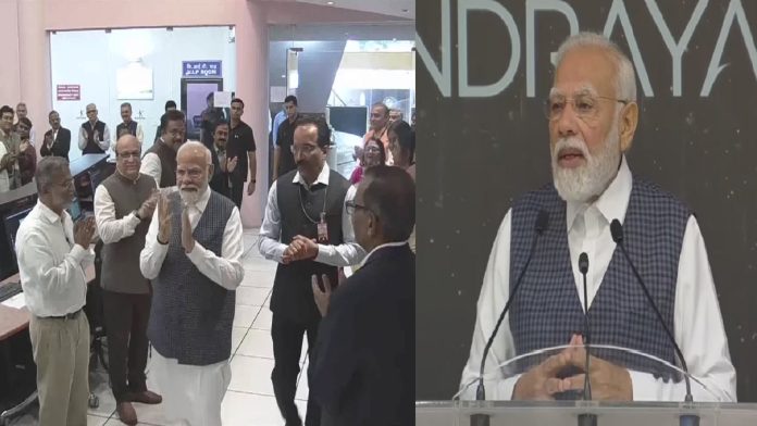 इसरो कमांड सेंटर में प्रधानमंत्री नरेंद्र मोदी