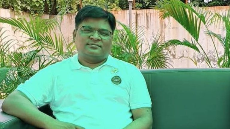 खुद की बेटी पर गर्व, दोस्त की बेटी से रेप: कट्टर ईसाई है दिल्ली का अधिकारी, फेसबुक पर लिखा- किसी ने क्रूस पर बलिदान हो भुगत लिया मेरे कर्मों का फल
