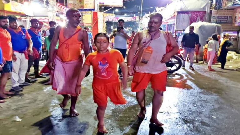 10 साल की उम्र, एक पैर भी नहीं, फिर भी भाई के लिए कूद-कूद कर 85 किमी चली नंदनी: बाबा गरीबनाथ का किया जलाभिषेक